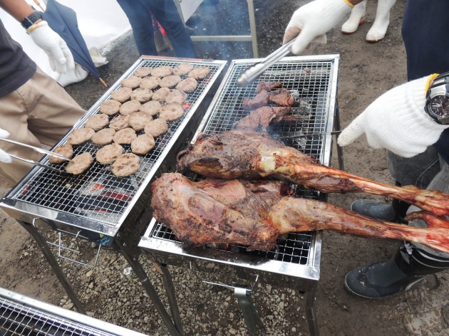 シカモモ肉の丸焼きとハンバーグ