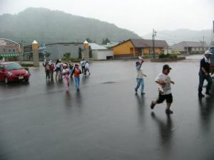 突然の大雨で雨宿り！！