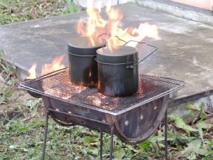 飯ごうでお米を炊いています