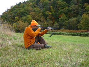 膝に委託して射撃姿勢をとる