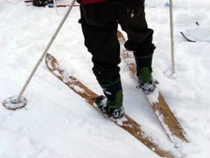 大澤会長手作りの山スキー（キハダ）とストック。