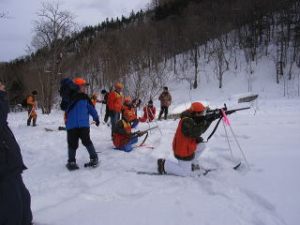 積雪期の銃の取扱レクチャーの様子