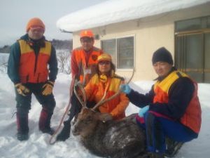 捕獲したシカの前で記念撮影