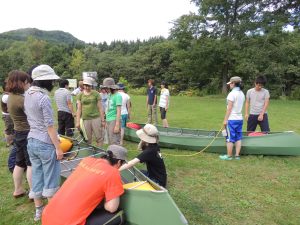 魚類調査に用いるカヌーを組み立て