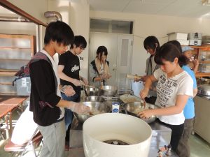 　　昼食のおにぎりを作成