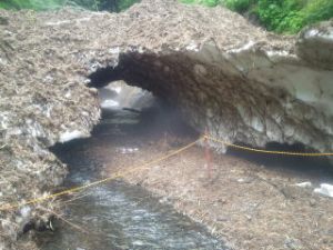 氷のトンネル　