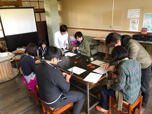 西興部村エゾシカエコツアーでシカ革クラフト