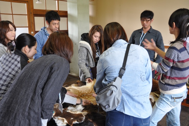 西興部村エゾシカエコツアーでシカ革クラフト