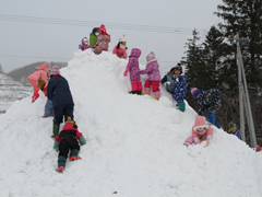 雪山で遊ぶ園児たち