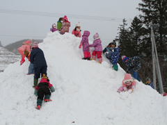 雪山で遊ぶ園児たち