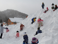 雪山で遊ぶ園児たち3