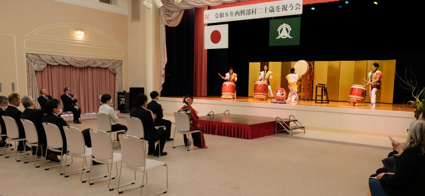 令和6年1月5日に西興部村で開催された二十歳を祝う会 男女2名の成人を祝いステージでは村有志によるウェンシリ太鼓を披露している様子