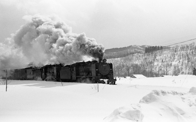 13 峠に向かう重連の貨物列車。