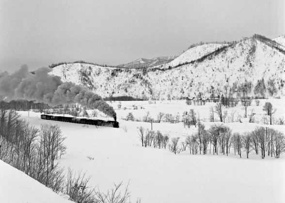 51 連続写真1_3峠に向かう貨物列車。