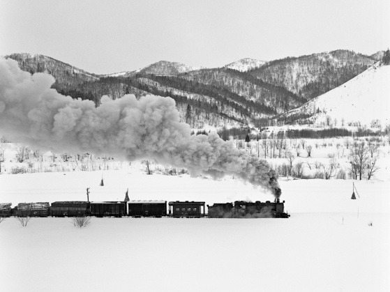52 連続写真2_3峠に向かう貨物列車。