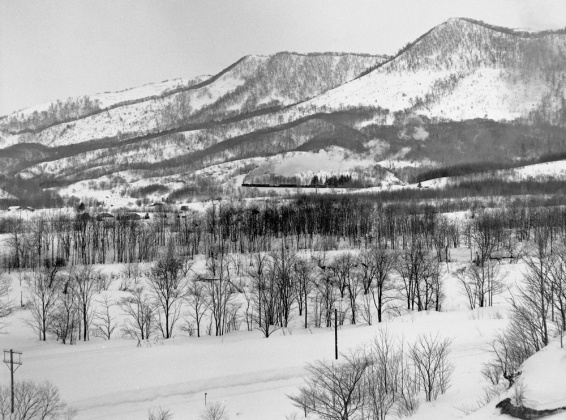 53 連続写真3_3峠に向かう貨物列車。