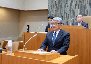 執行方針を述べる菊池村長