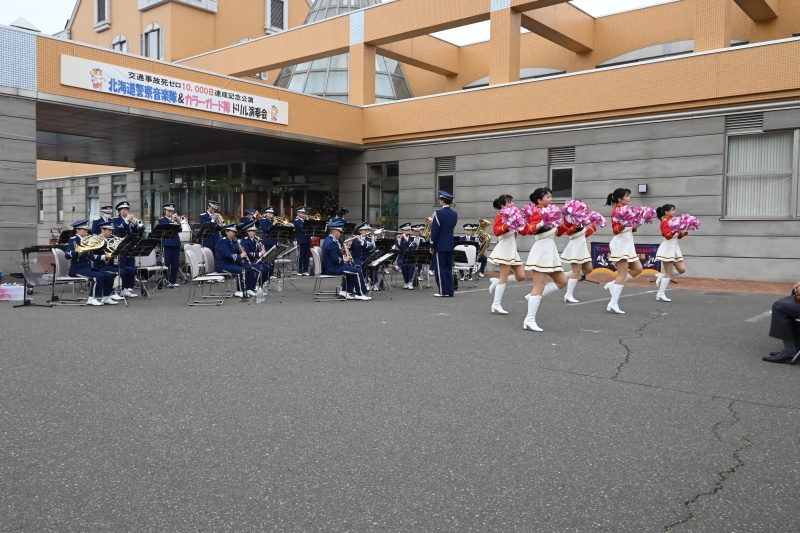 道警音楽隊・カラーガード隊の演奏