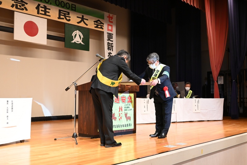 知事感謝状を受け取る菊池会長