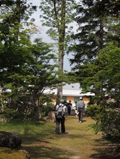 日本庭園の中を抜けていきます。