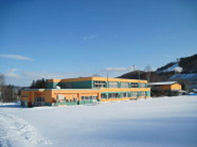 現校舎と新築された給食センター